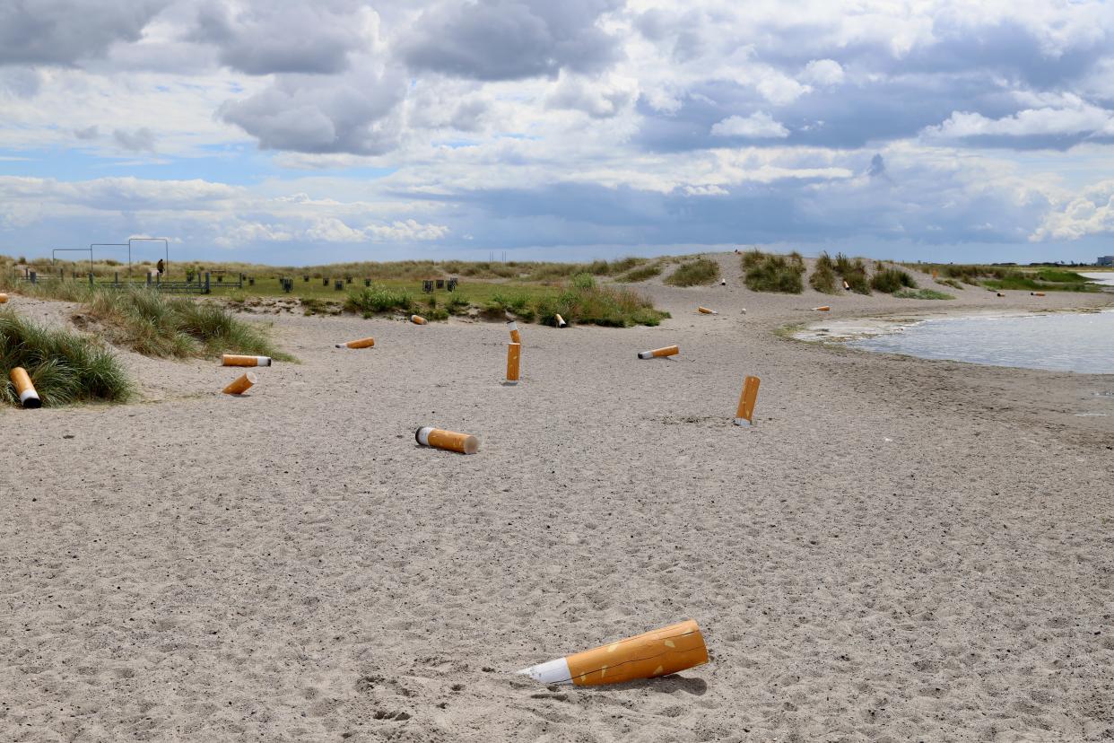 Cigaretskod på stranden